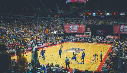 华体会体育_库里大腿挫伤预计缺阵一周，勇士赛季中段迎严峻挑战