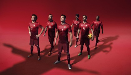 华体会下载_U19国青主帅赛后深情拥抱刘国宝，艰苦战役中铸就坚定胜利信念