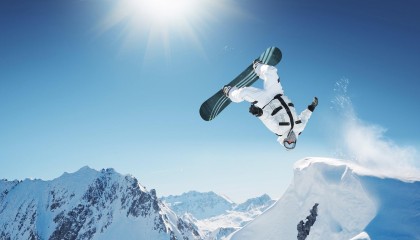 华体会体育_欧冠赛前温情一幕，穆里尼奥重逢斯内德与马特拉齐，光头之吻唤起三冠王记忆